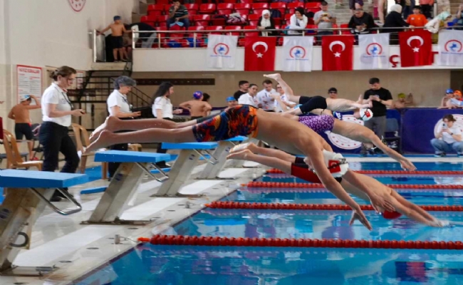 180 çocuk dereceye girmek için kulaç attı