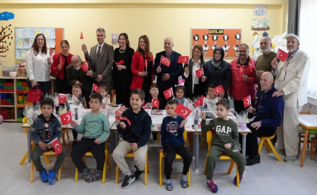 ALZHEİMER MERKEZİ KONUKLARI MİNİK ÖĞRENCİLERLE BULUŞTU